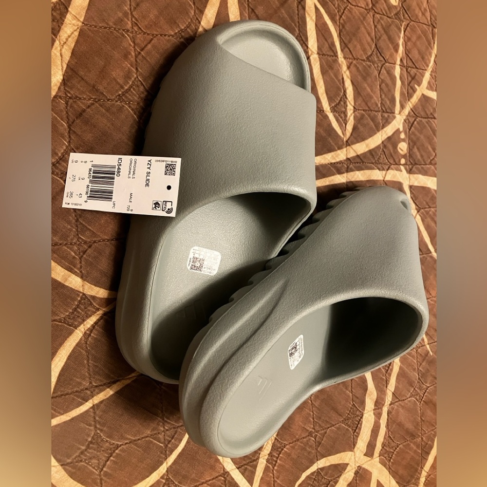 Brand new Yeezy slides in salt